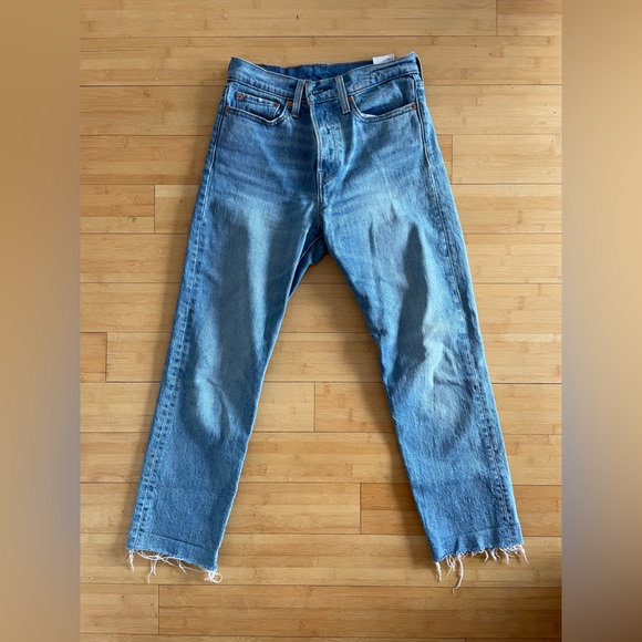 Levi’s Wedgie fit high-waisted raw hem medium-wash jeans - Picture 2 of 6